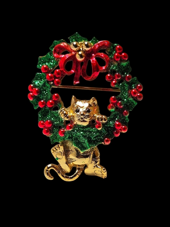 Ajc Jewelry - AJC Gold Cat Wreath Holiday Brooch - Green and Red Enamel